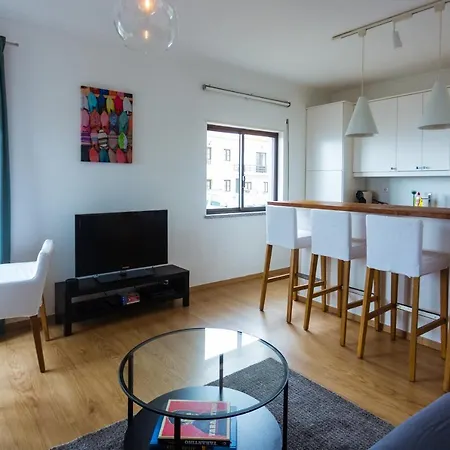 Enjoy View - Ocean, Surf, Beach, Eat & Work Apartment